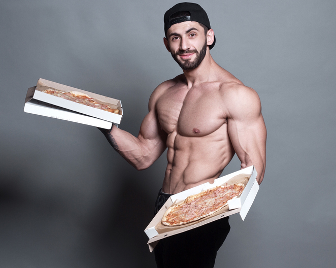 hombre atlético con caja de pizza en la mano