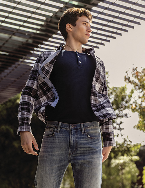 Camisa, t-shirt y jeans Dockers.