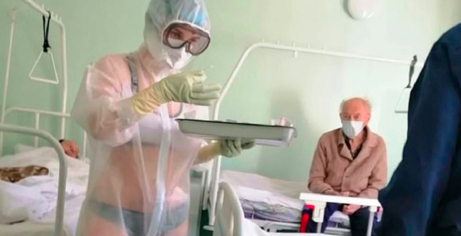 Enfermera usa lencería en lugar de uniforme y lucha contra COVID-19. Foto: Internet