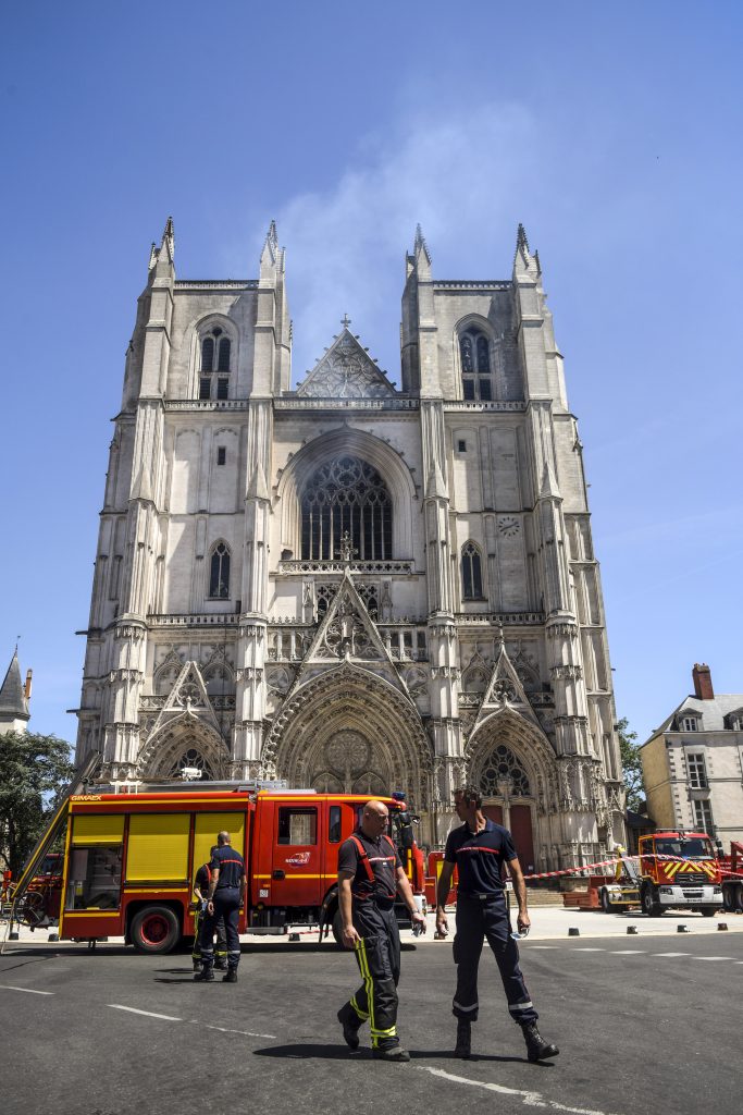 incendio en la catedral de Nantes en Francia provocado