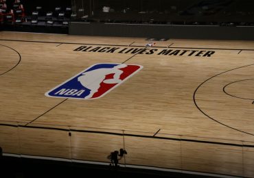 NBA aplaza la temporada LeBron James