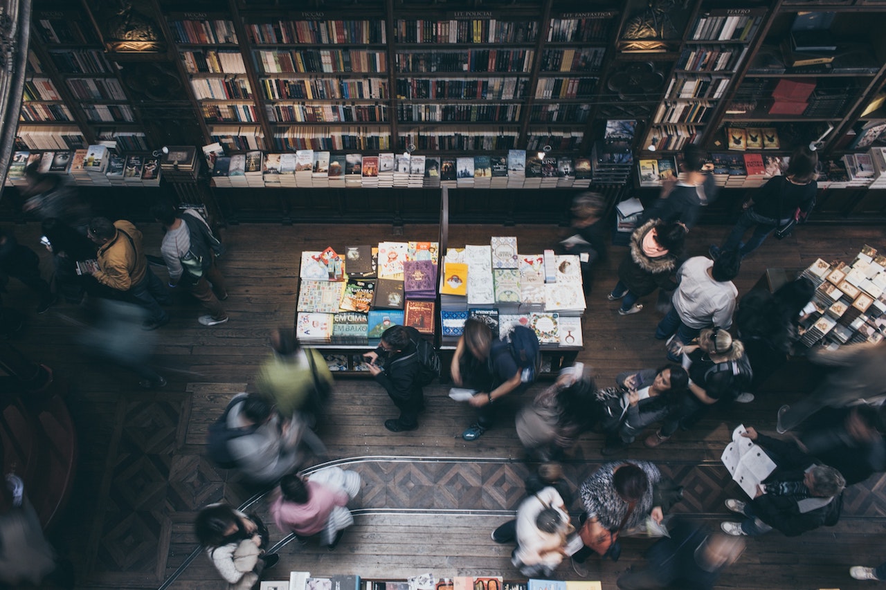 librería con gente