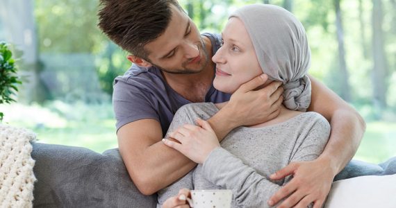 Cómo debe acompañar el hombre a una mujer amada que padece cáncer de mama