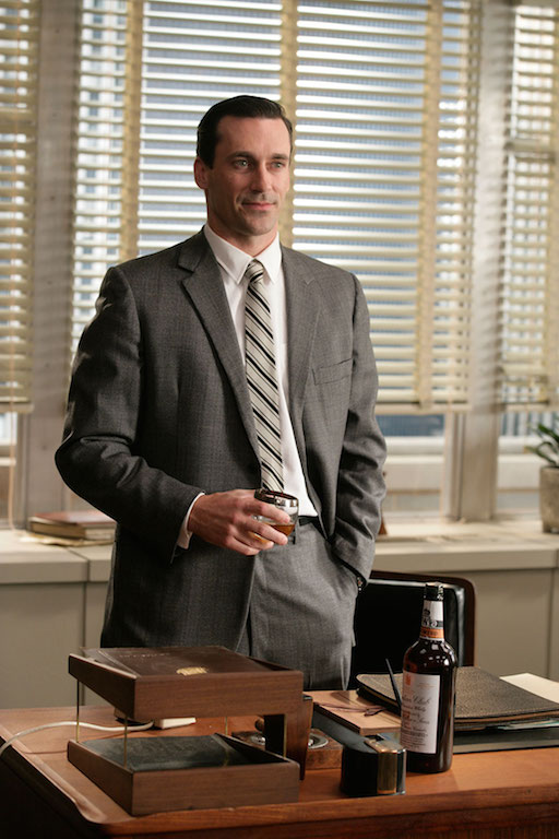 Cómo vestirse como Don Draper whisky