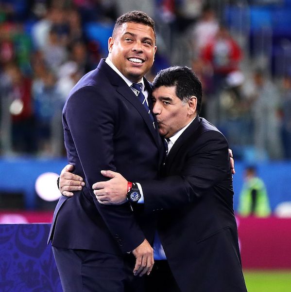 Muere Maradona beso