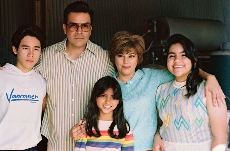 Quién es Abraham Quintanilla en Selena de Netflix foto familiar