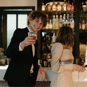 Caballero y dama en un bar