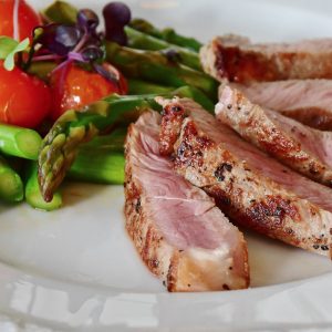 Carne roja con ensalada