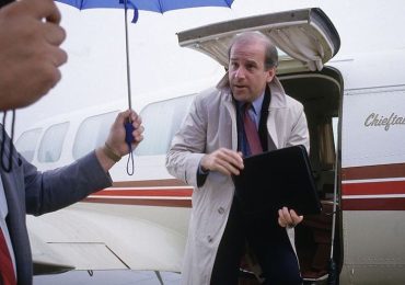 Joe Biden bajando de un avión
