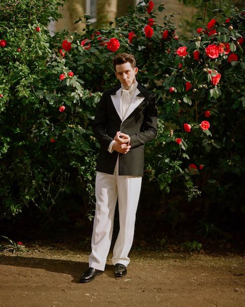 Golden Globes 2021 hombres mejor vestidos Josh O'Connor