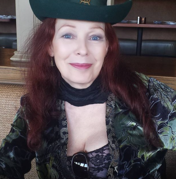 Anette Haven sombrero y abrigo verde