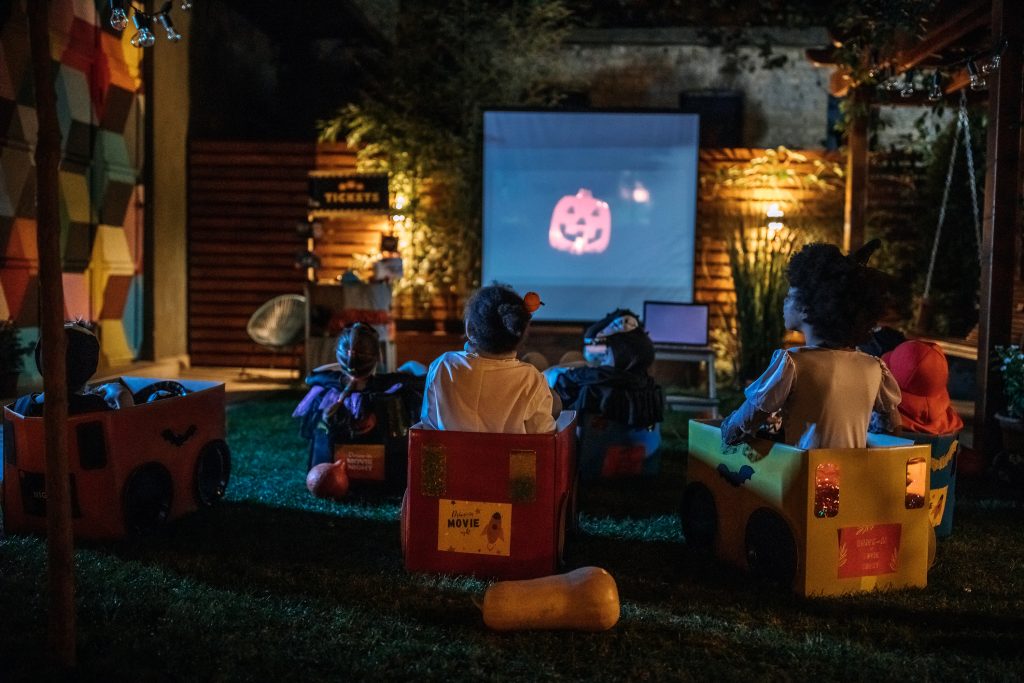 Familia disfrutando cine al aire libre