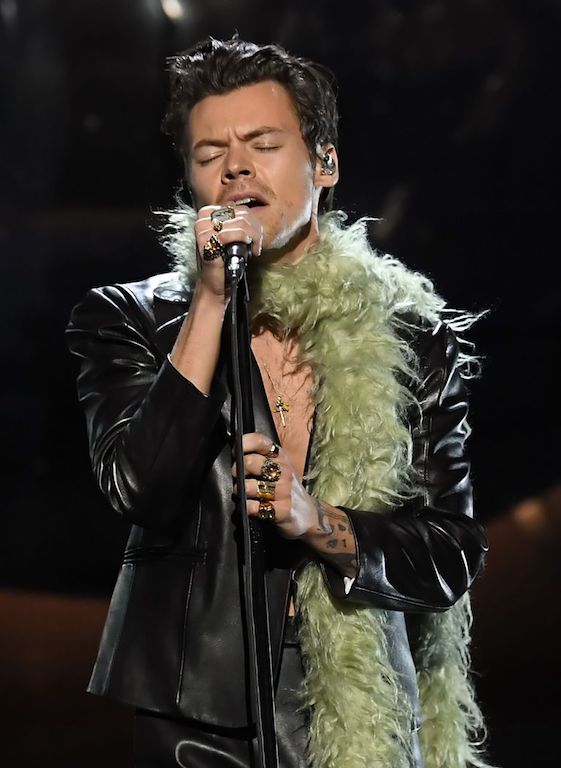 Harry Styles en los Grammy 2021 Cantando