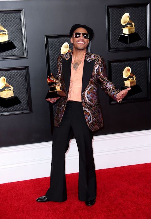 Hombres mejor vestidos en los grammy 2021 Anderson .Paak