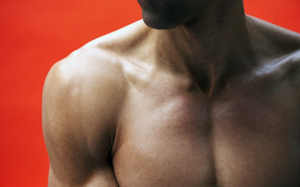 Detalle de cuerpo de hombre musculoso como ganar masa muscular