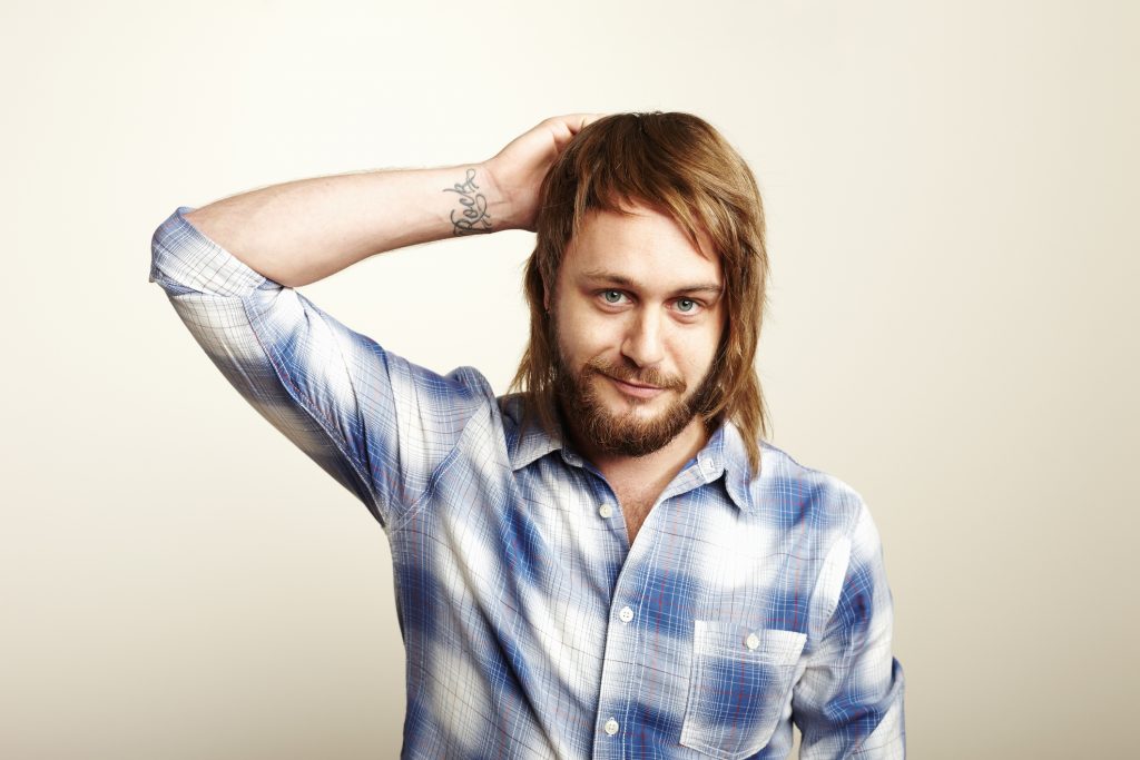Hombre con barba y cabello largo