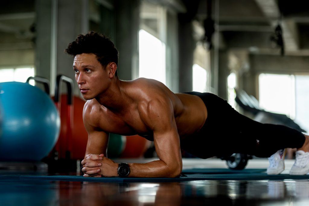 Hombre fitness haciendo plancha