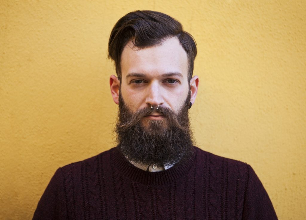 Hombre con barba y bigote