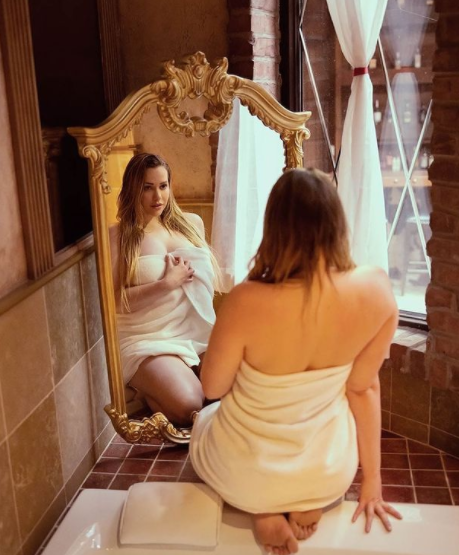 Mia Malkova posando frente a espejo actrices porno
