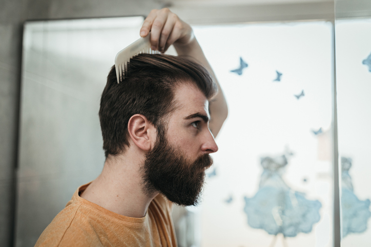 slicked back tipos de cortes de cabello en barberia