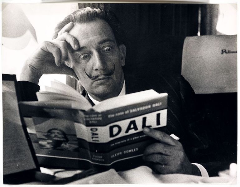 Salvador Dalí Fotos leyendo