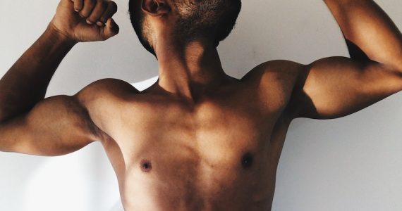 Cómo eliminar senos masculinos ejercicios