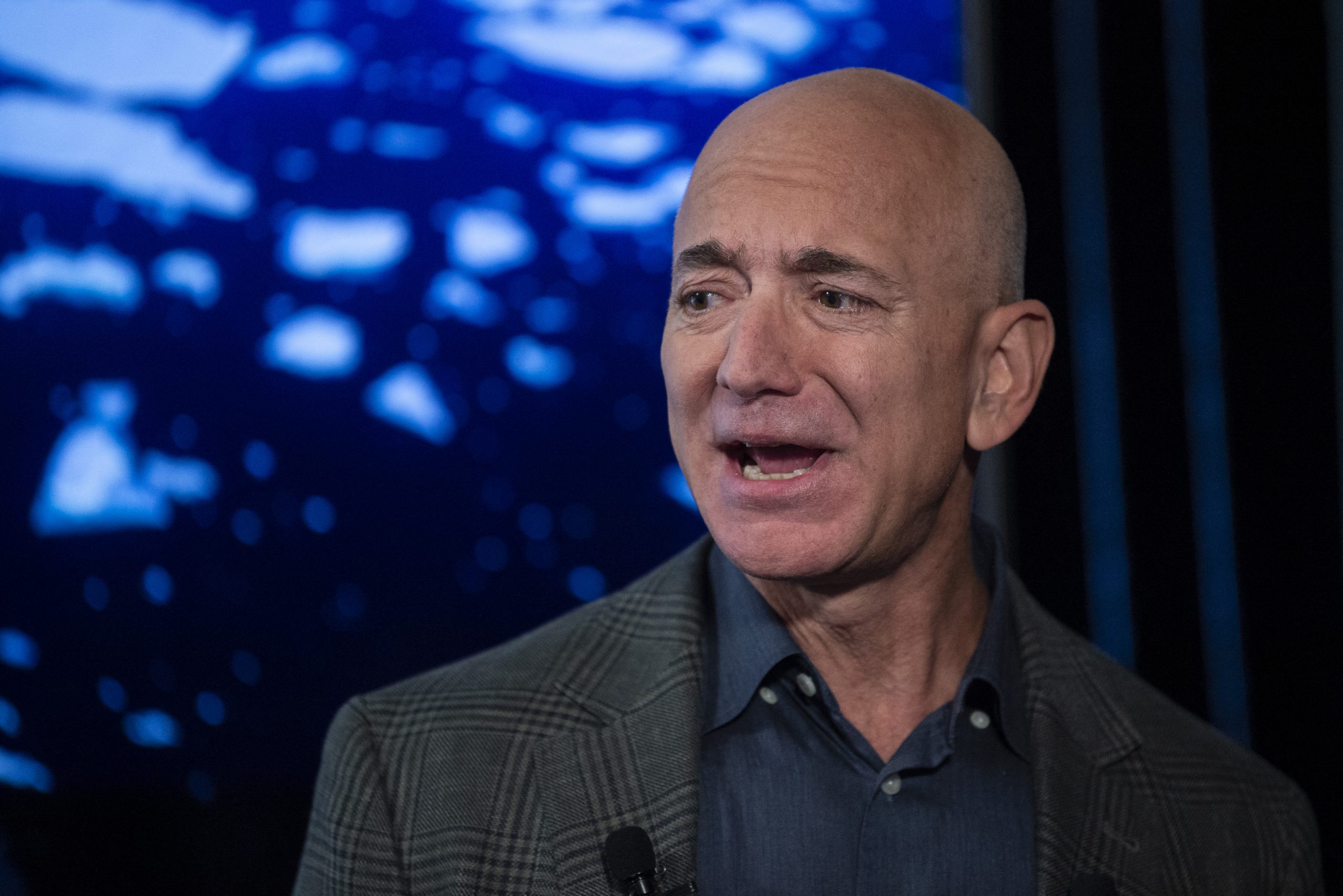Jeff Bezos deja su puesto en Amazon