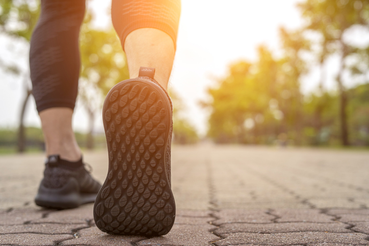 beneficios de caminar 100 mil pasos