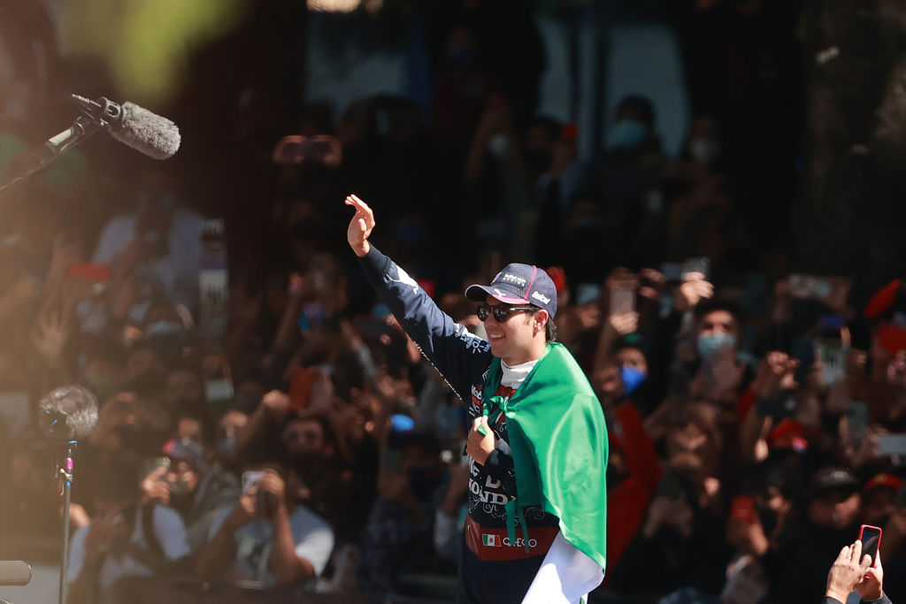 checo perez en reforma red bull show run