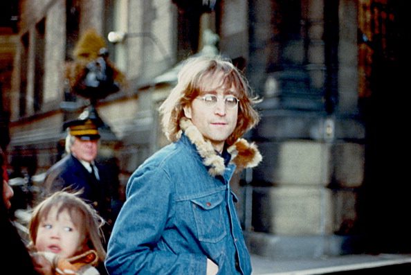 John Lennon frente al edificio Dakota en NY