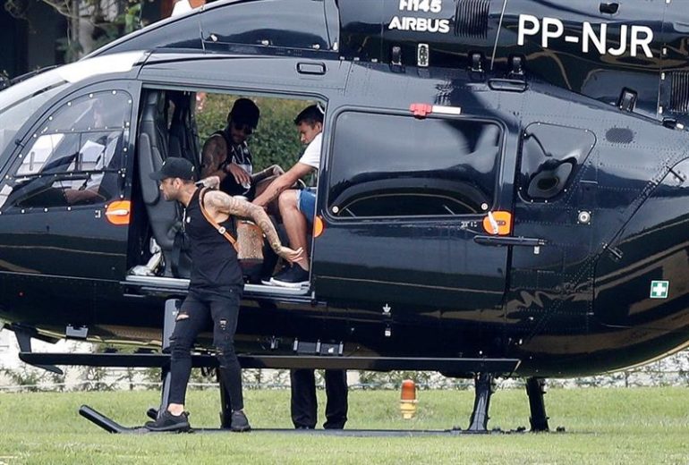Neymar y su helicóptero negro