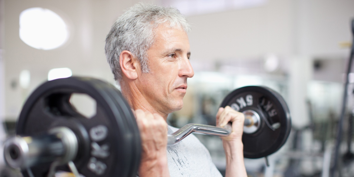 Hacer ejercicio con pesas ayuda a mantener el tono muscular