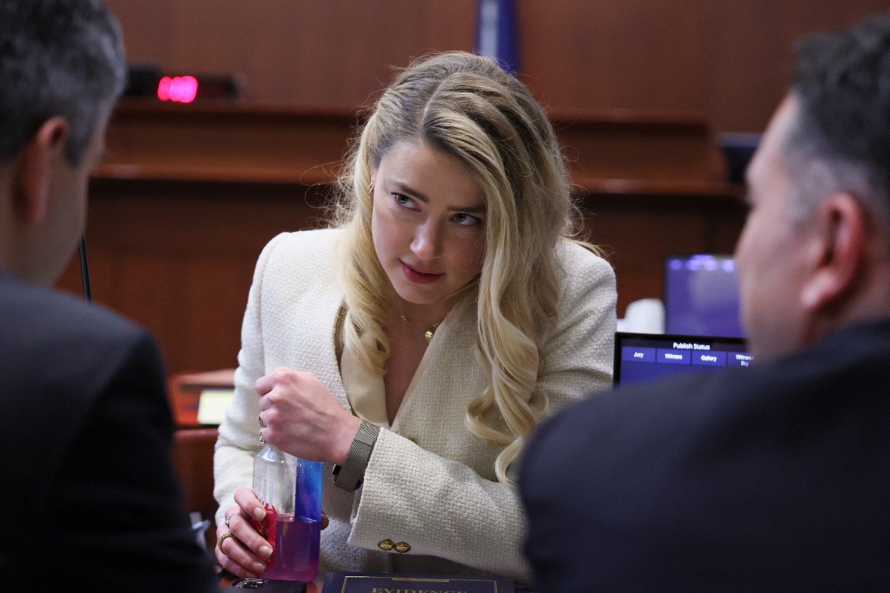 Amber Heard platica con sus abogados