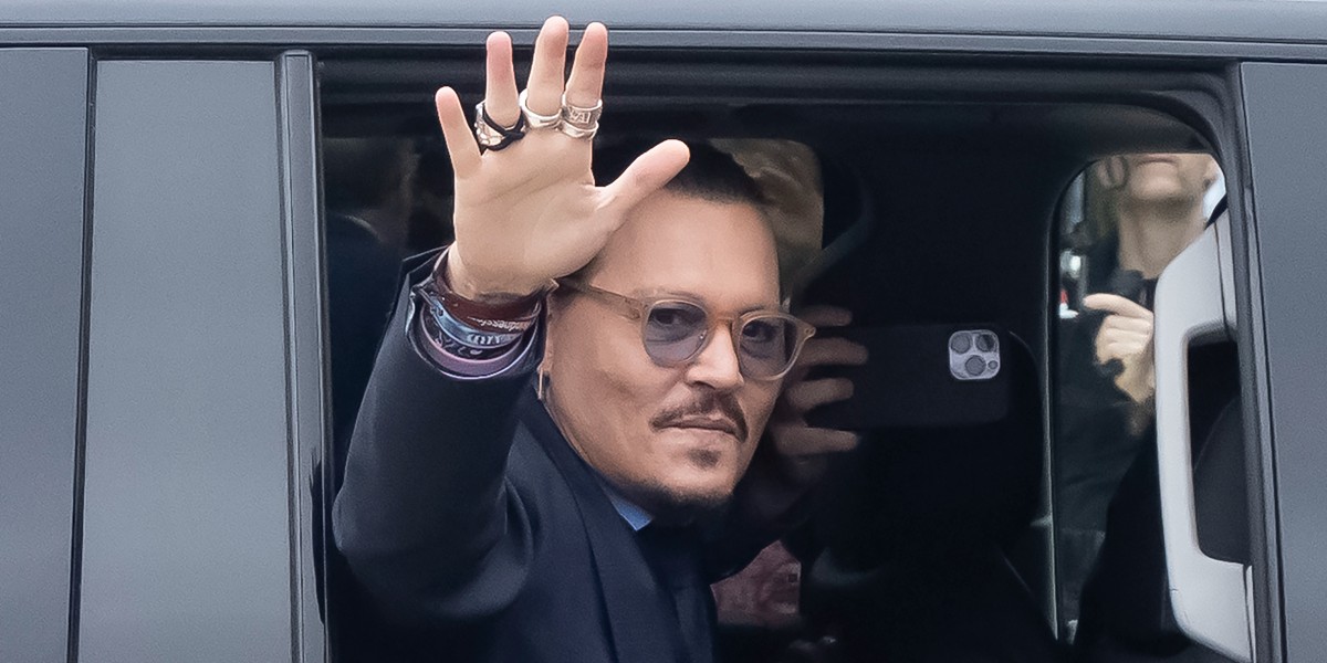 Johnny Depp al salir del juicio