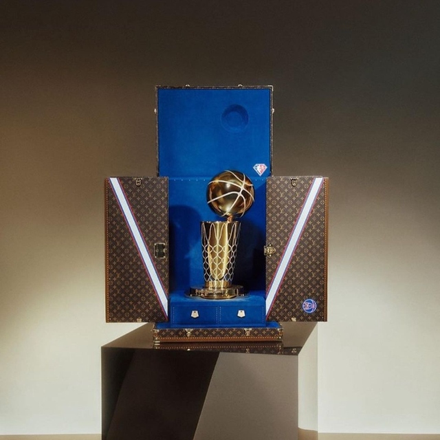El trofeo de la NBA en baúl de Louis Vuitton